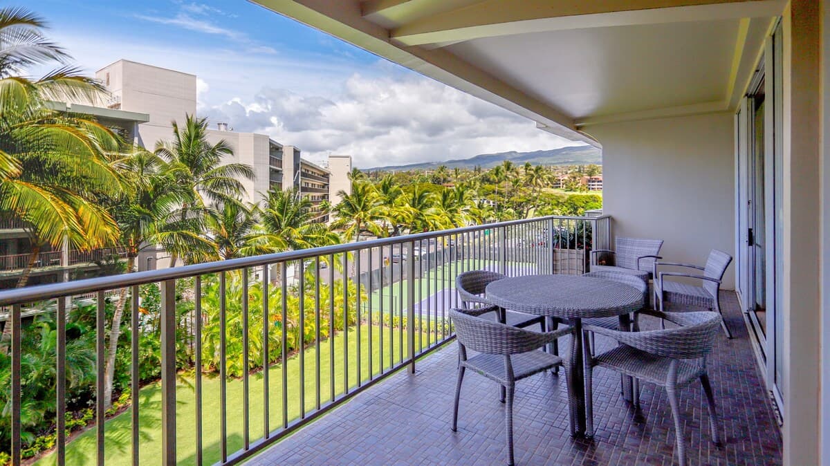 Condo in Lahaina · ★5.0 · 1 bedroom · 2 beds · 1 bath - Photo 4