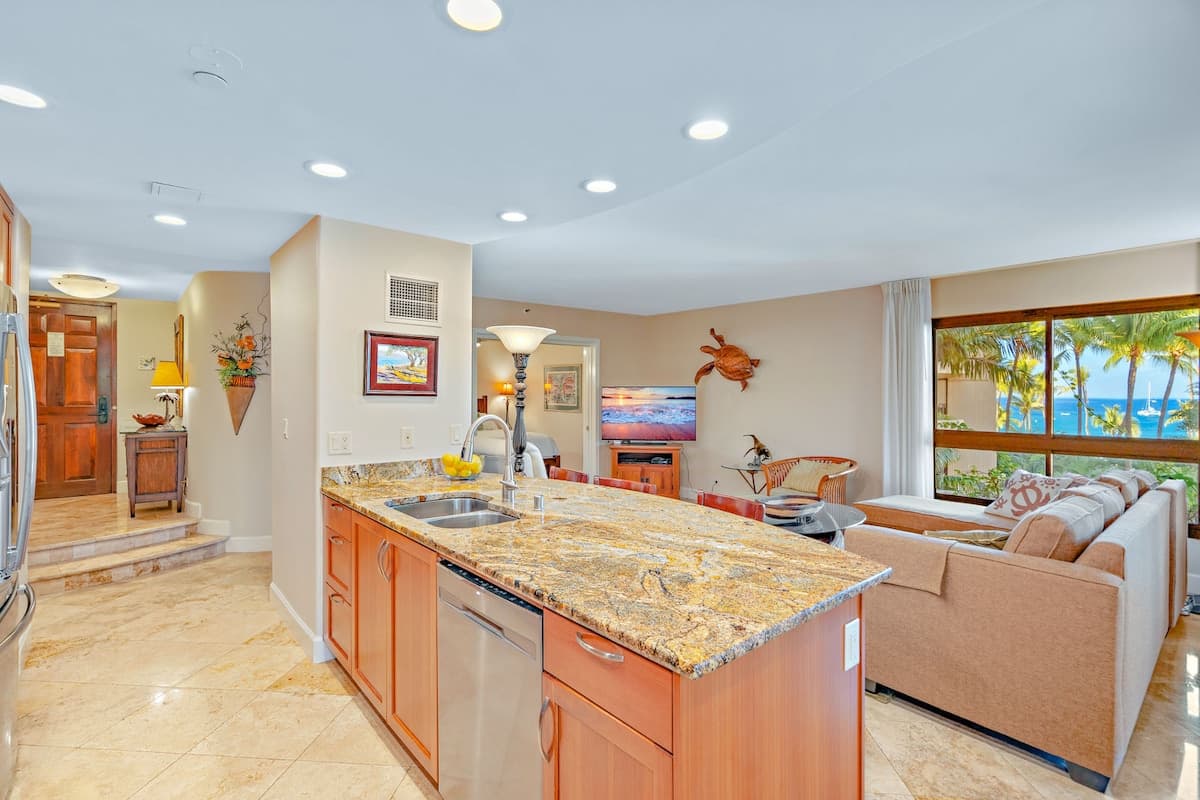 Condo in Lahaina · ★4.89 · 2 bedrooms · 3 beds · 2 baths - Photo 3