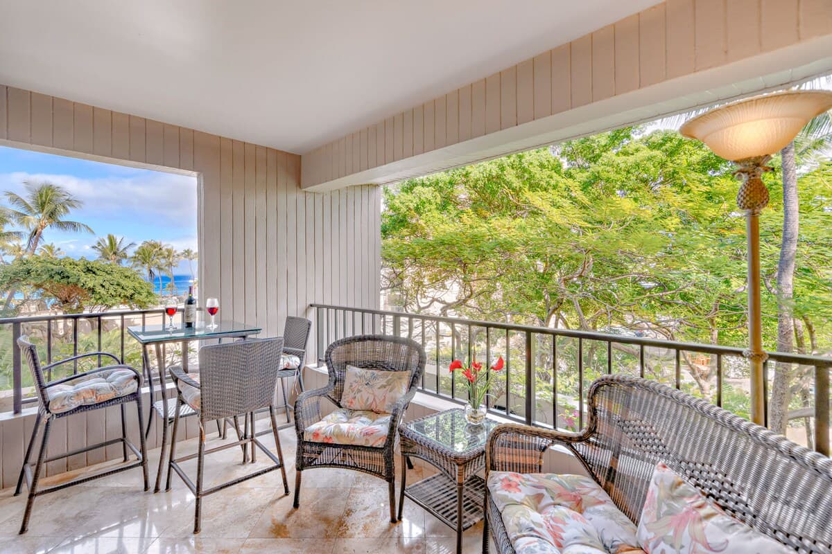 Condo in Lahaina · ★4.89 · 2 bedrooms · 3 beds · 2 baths - Photo 5