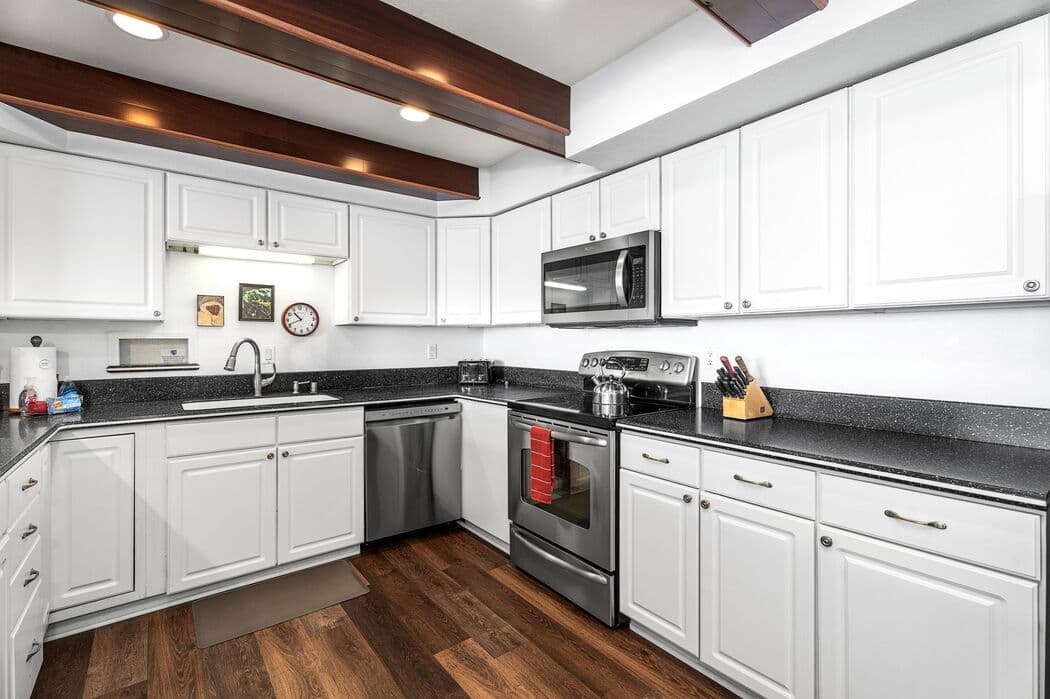 Condo in Kailua-Kona · ★4.73 · 3 bedrooms · 4 beds · 2 baths - Photo 4