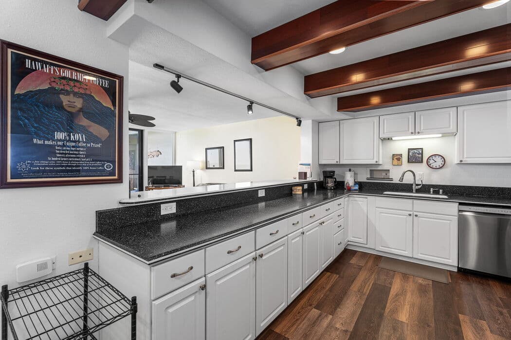 Condo in Kailua-Kona · ★4.73 · 3 bedrooms · 4 beds · 2 baths - Photo 2