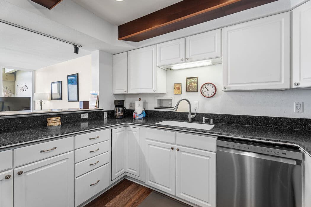 Condo in Kailua-Kona · ★4.73 · 3 bedrooms · 4 beds · 2 baths - Photo 5