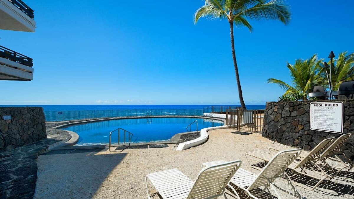 Condo in Kailua-Kona · ★4.6 · 2 bedrooms · 2 beds · 2 baths - Photo 3