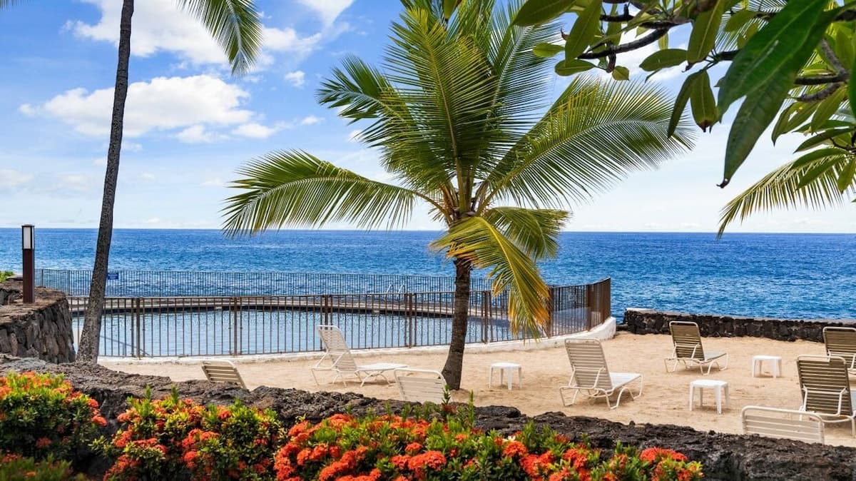 Condo in Kailua-Kona · ★4.6 · 2 bedrooms · 2 beds · 2 baths - Photo 1