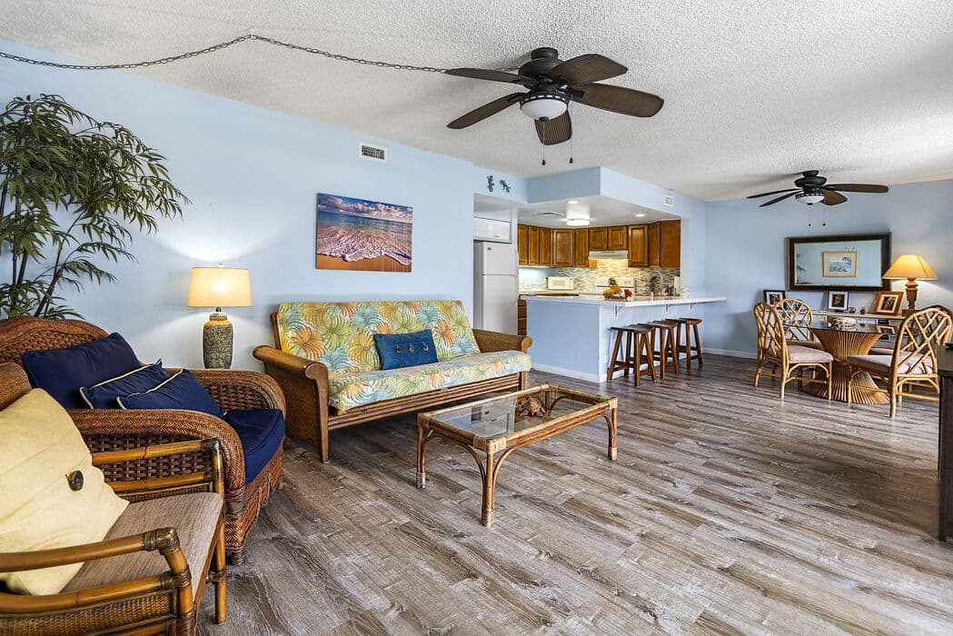 Across from Magic Sands Beach w/ AC - Photo 2