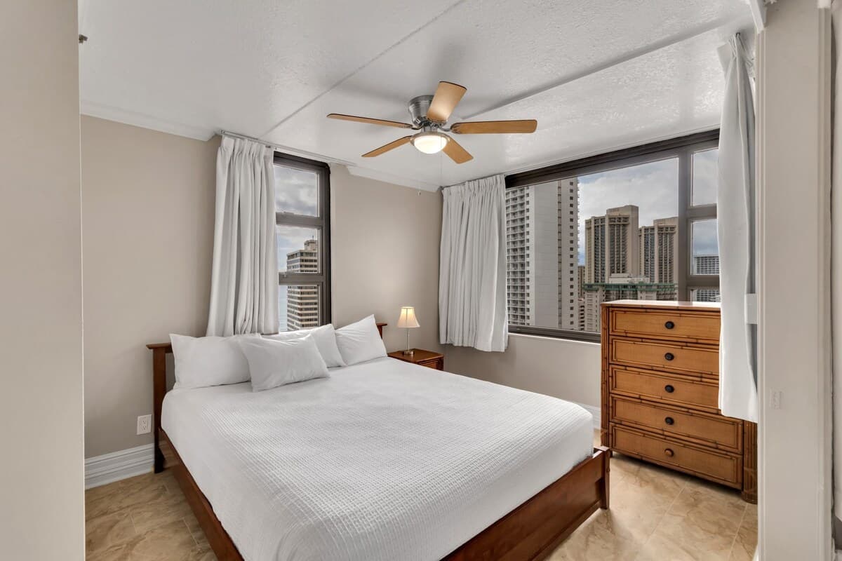 Condo in Honolulu · ★4.0 · 1 bedroom · 2 beds · 1 private bath - Photo 1