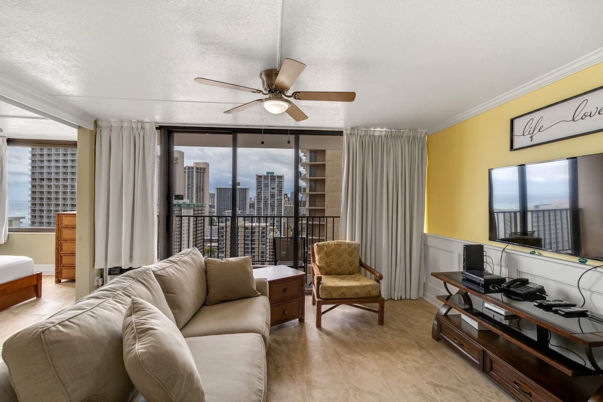 Condo in Honolulu · ★4.0 · 1 bedroom · 2 beds · 1 private bath - Photo 2