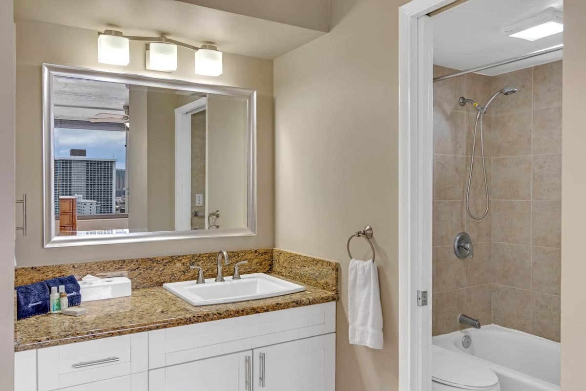 Condo in Honolulu · ★4.0 · 1 bedroom · 2 beds · 1 private bath - Photo 3