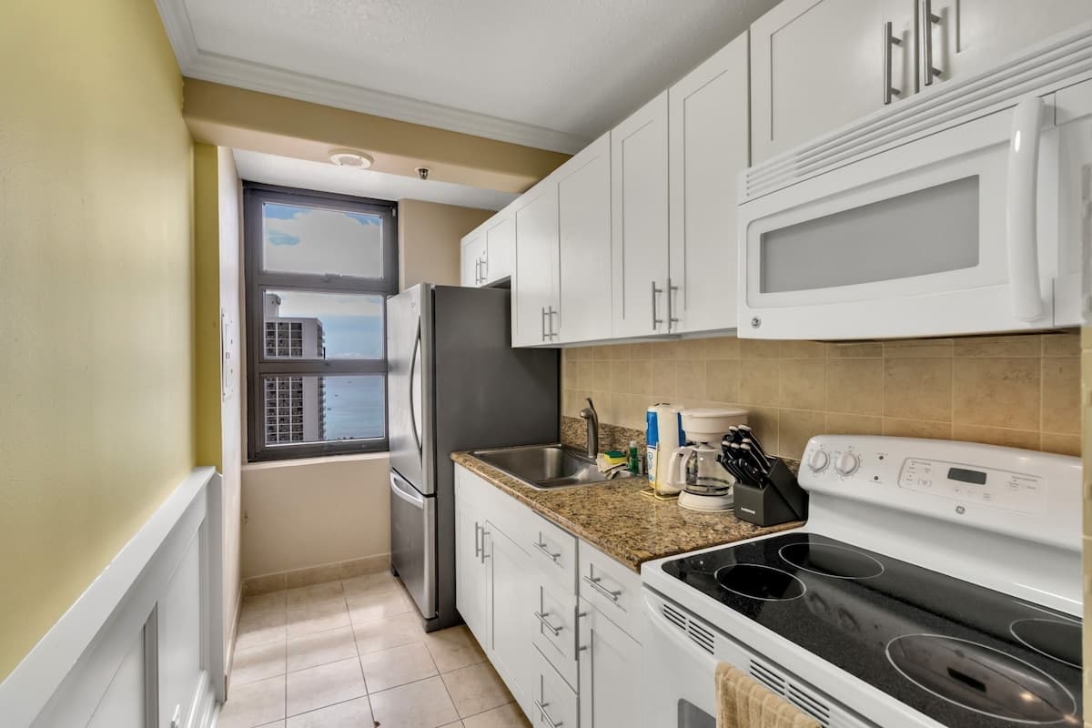 Condo in Honolulu · ★4.0 · 1 bedroom · 2 beds · 1 private bath - Photo 4