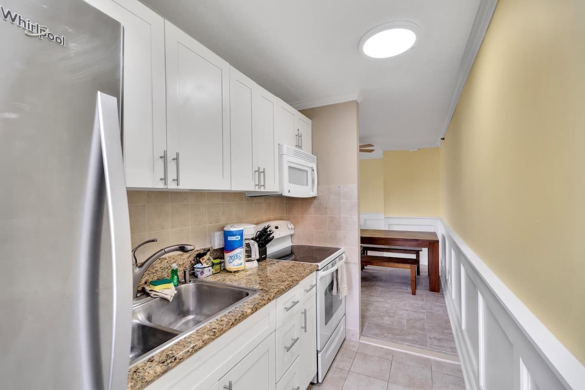Condo in Honolulu · ★4.0 · 1 bedroom · 2 beds · 1 private bath - Photo 5