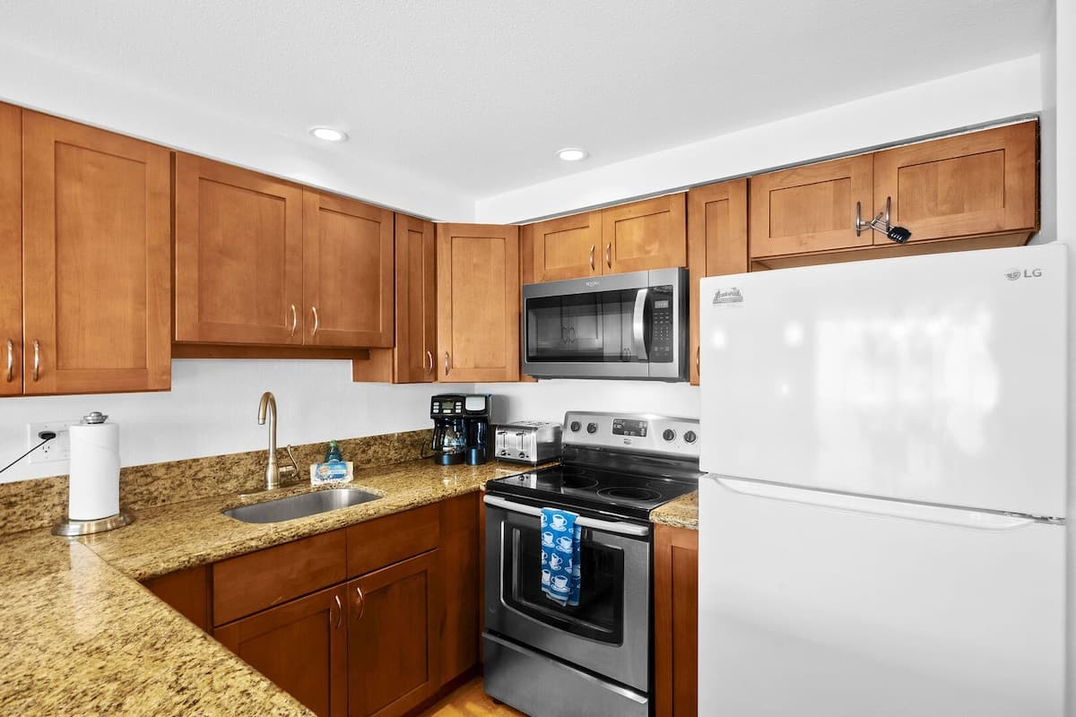 Condo in Wailuku · ★5.0 · 1 bedroom · 2 beds · 1 bath - Photo 3