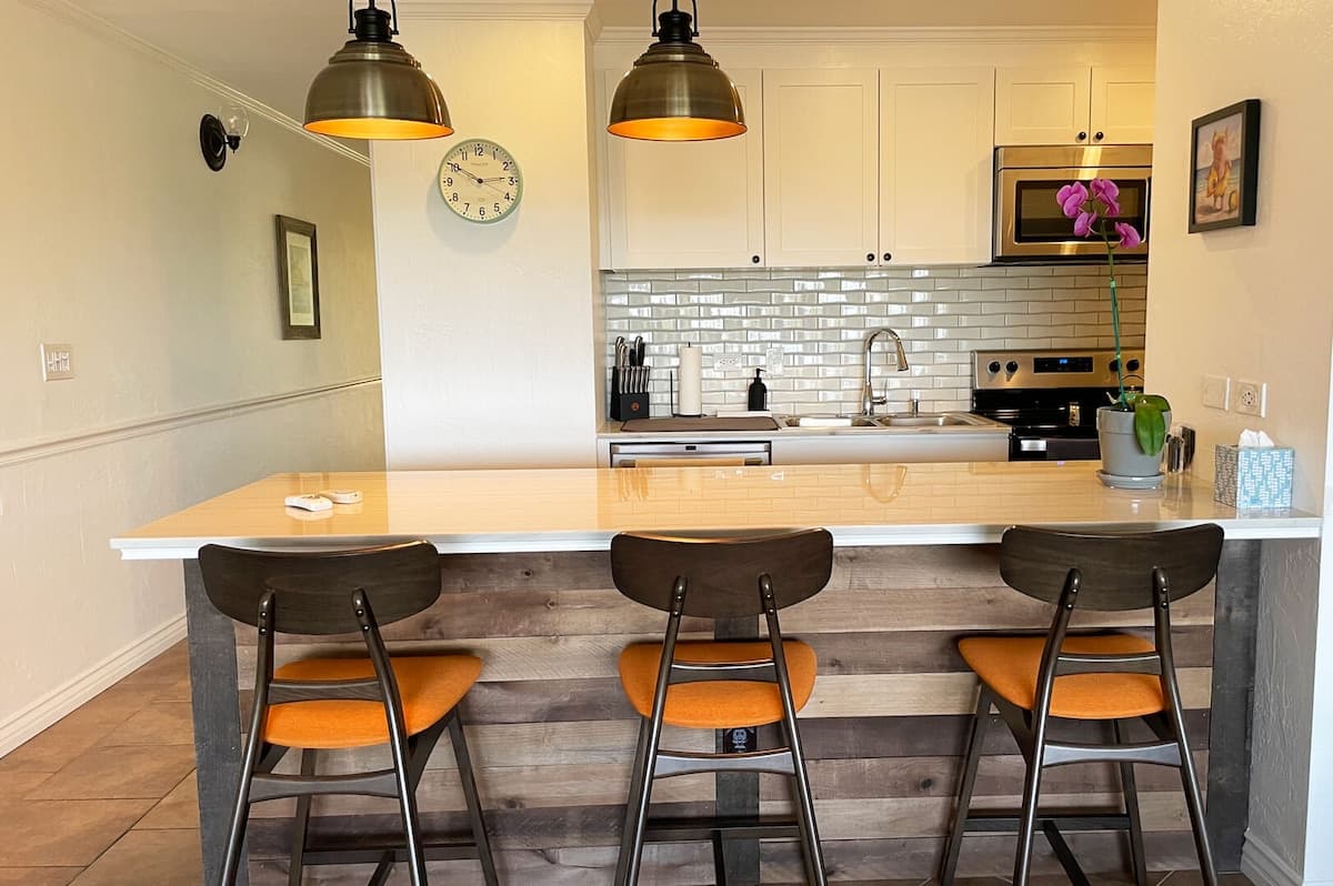 Condo in Kailua-Kona · ★4.64 · 1 bedroom · 2 beds · 1 bath - Photo 2