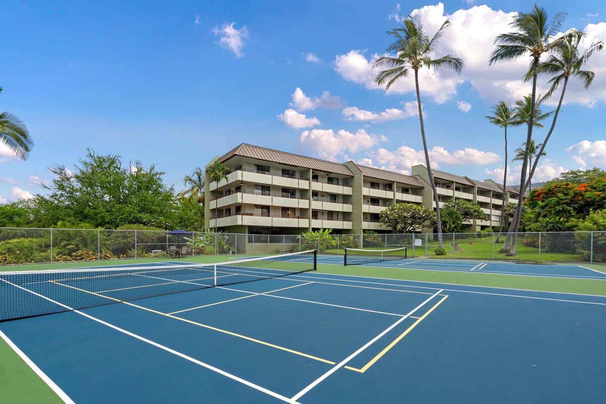 Condo in Kailua-Kona · ★4.64 · 2 bedrooms · 4 beds · 2 shared baths - Photo 5