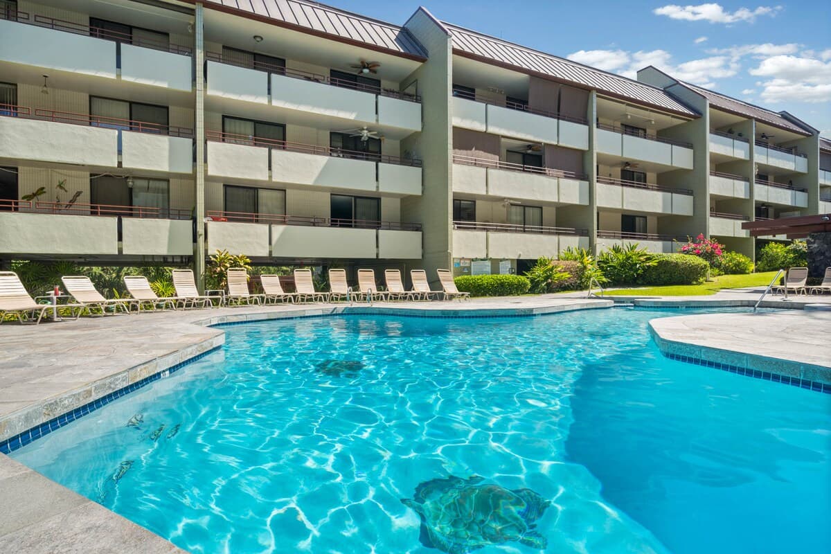 Condo in Kailua-Kona · ★4.64 · 2 bedrooms · 4 beds · 2 shared baths - Photo 4