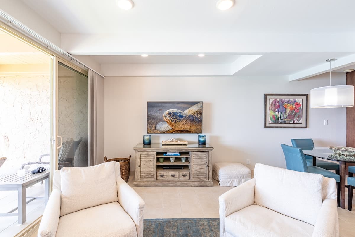 Condo in Lahaina · ★4.93 · 2 bedrooms · 3 beds · 2 baths - Photo 5