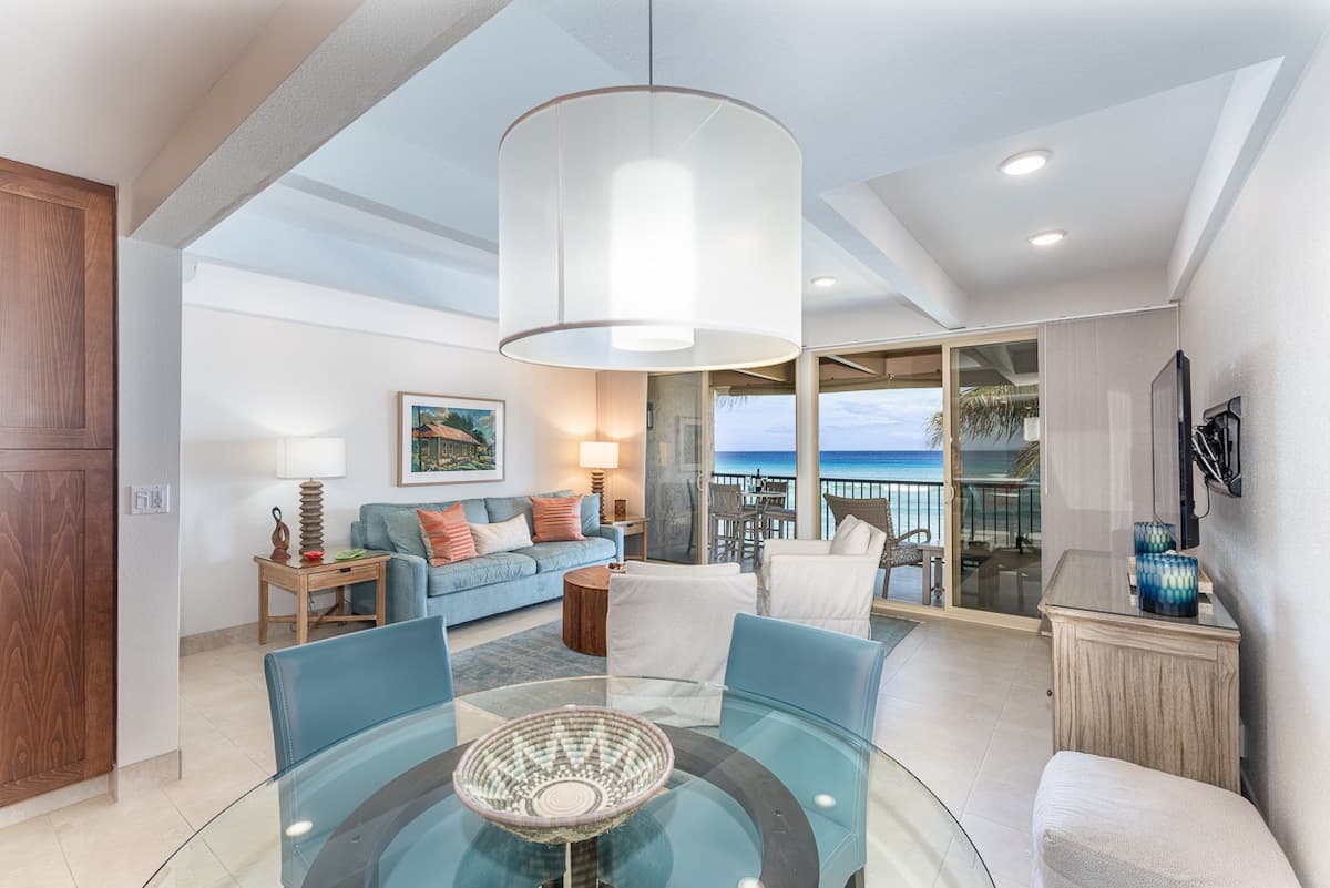 Condo in Lahaina · ★4.93 · 2 bedrooms · 3 beds · 2 baths - Photo 3