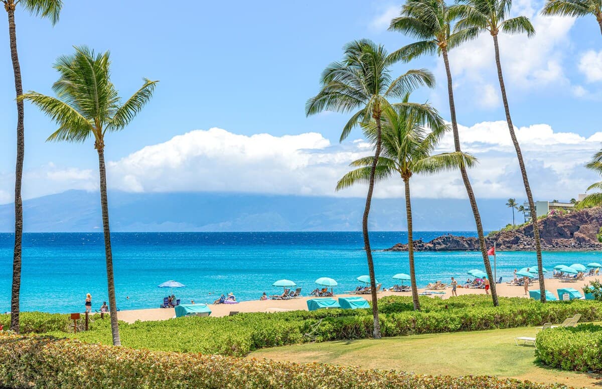 Condo in Lahaina · ★4.82 · 1 bedroom · 2 beds · 2 baths - Photo 2