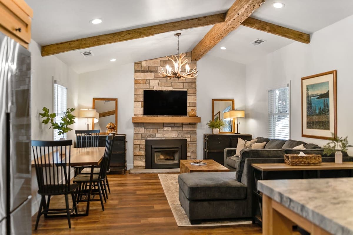 Stylish 3BR Cabin at the Y, Walk to Dining & Shops - Photo 1