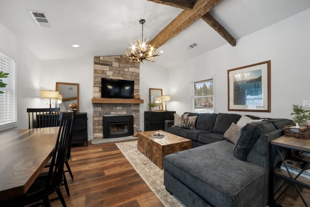 Stylish 3BR Cabin at the Y, Walk to Dining & Shops - Photo 4