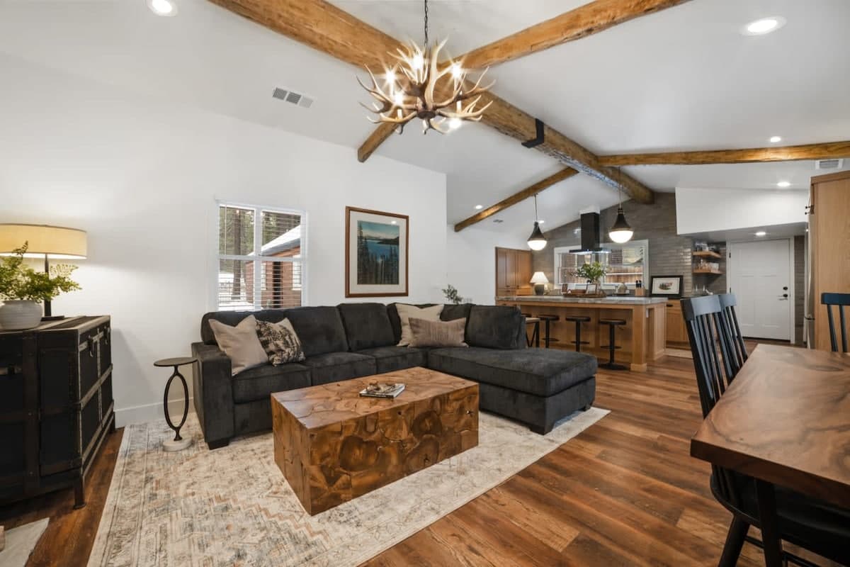 Stylish 3BR Cabin at the Y, Walk to Dining & Shops - Photo 5