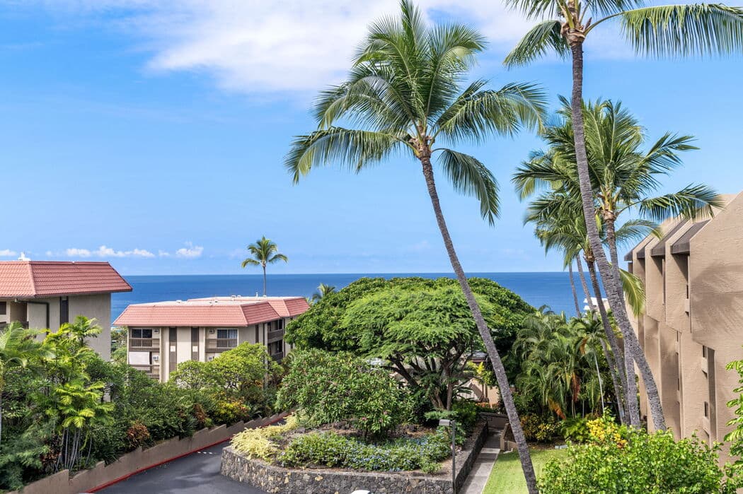 Condo in Kailua-Kona · ★4.89 · 1 bedroom · 2 beds · 2 private baths - Photo 2