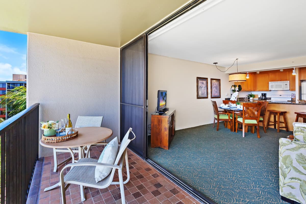 Condo in Lahaina · ★4.65 · 1 bedroom · 2 beds · 1 bath - Photo 3