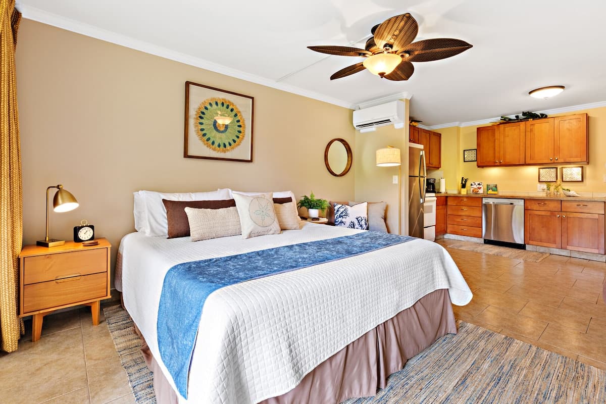 Condo in Lahaina · ★4.82 · 1 bedroom · 1 bed · 1 private bath - Photo 2