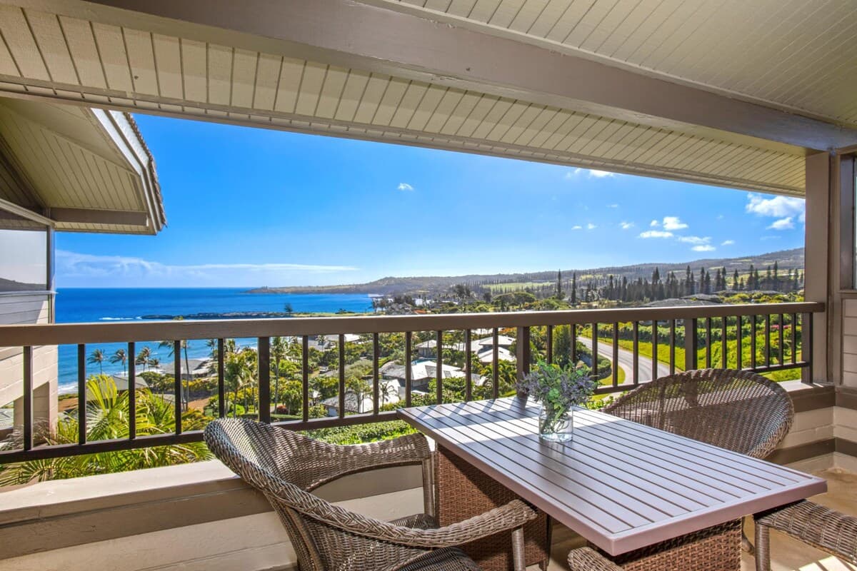 Condo in Lahaina · ★4.8 · 1 bedroom · 2 beds · 2 baths - Photo 4