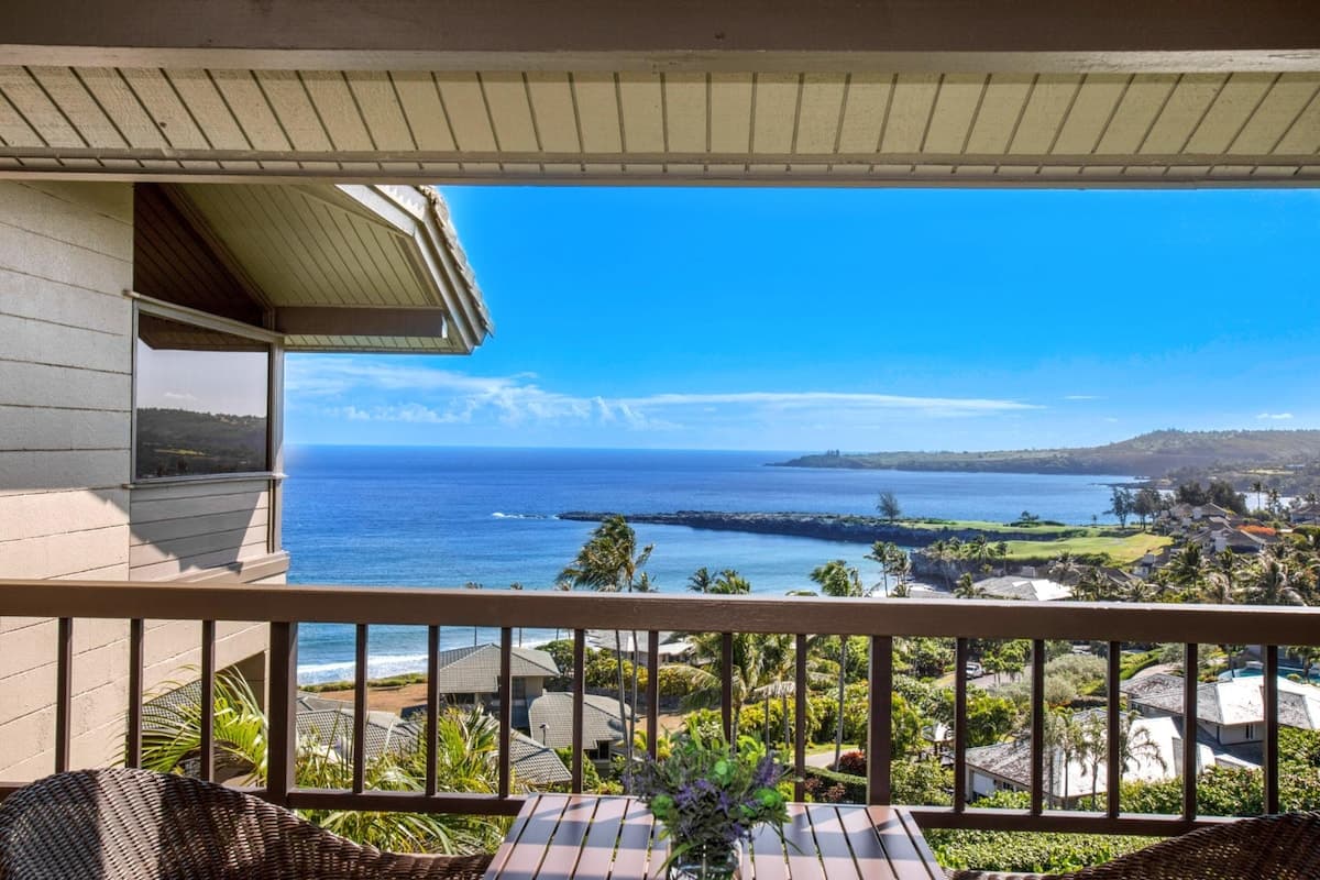 Condo in Lahaina · ★4.8 · 1 bedroom · 2 beds · 2 baths - Photo 2