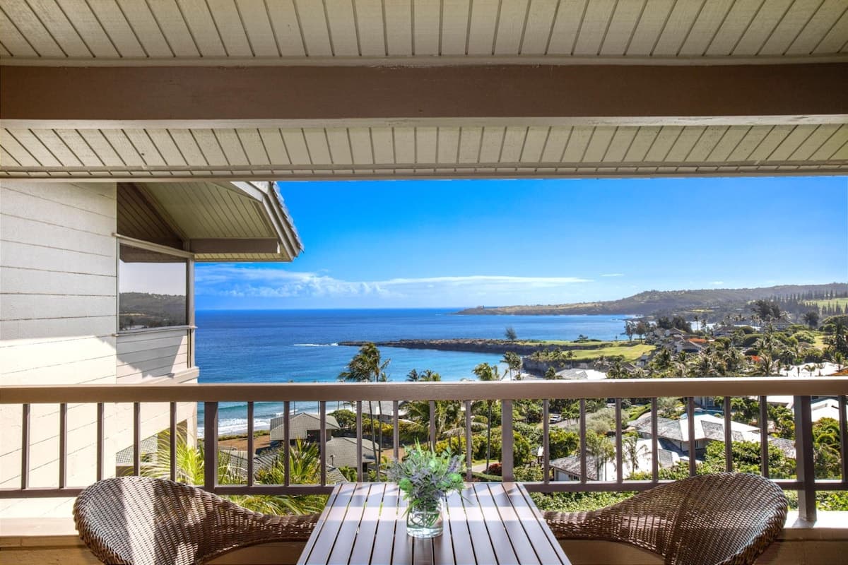Condo in Lahaina · ★4.8 · 1 bedroom · 2 beds · 2 baths - Photo 3