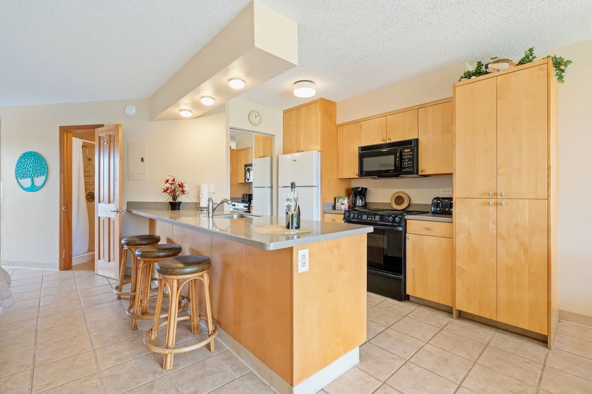Condo in Kihei · ★4.64 · 1 bedroom · 3 beds · 2 baths - Photo 4