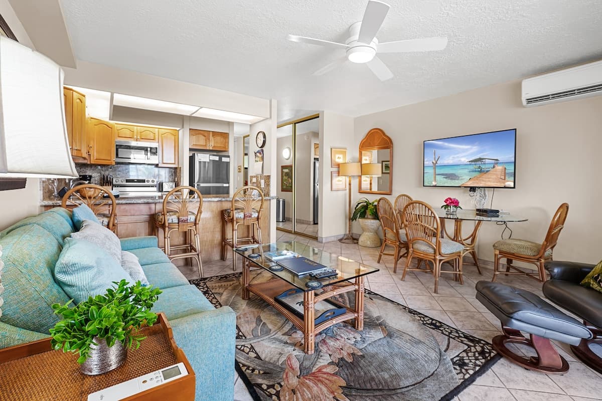 Home in Lahaina · ★4.71 · 2 bedrooms · 3 beds · 2 private baths - Photo 3