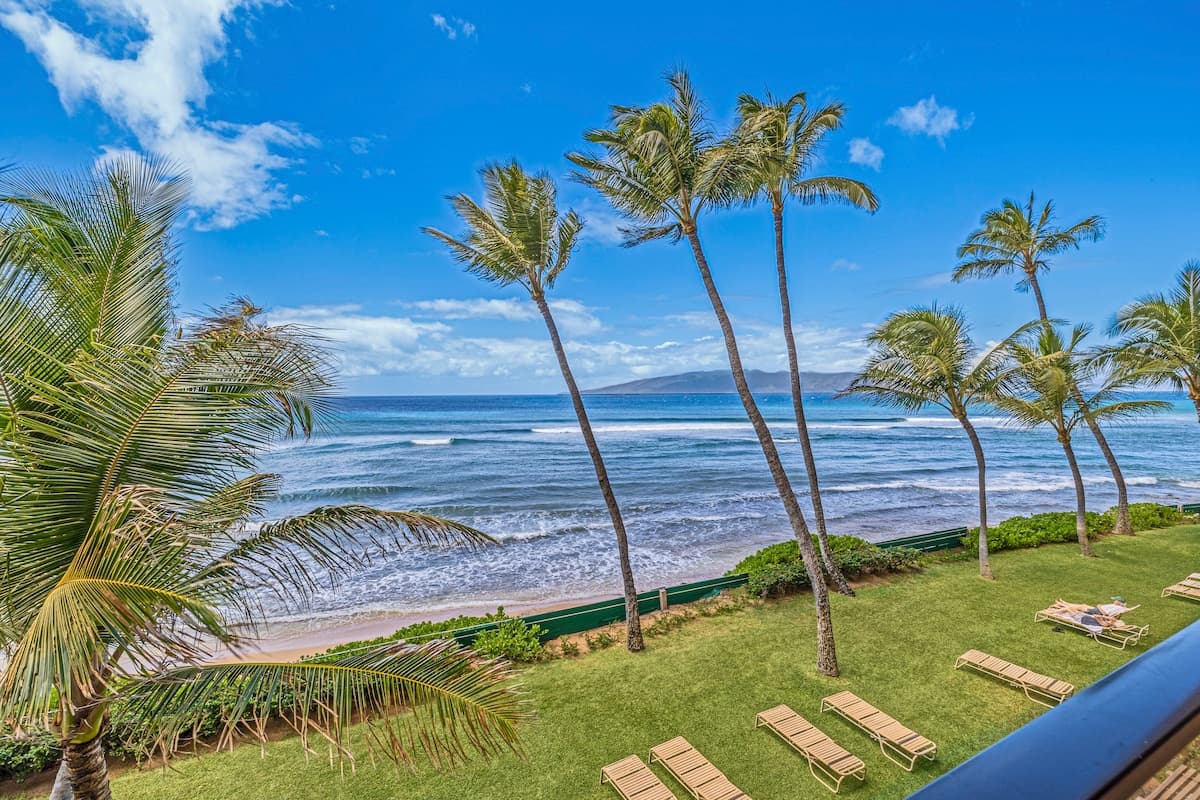 Condo in Lahaina · ★4.91 · 1 bedroom · 2 beds · 1 shared bath - Photo 3