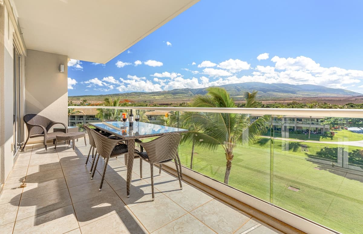 Condo in Lahaina · ★4.89 · 2 bedrooms · 3 beds · 1 bath - Photo 4