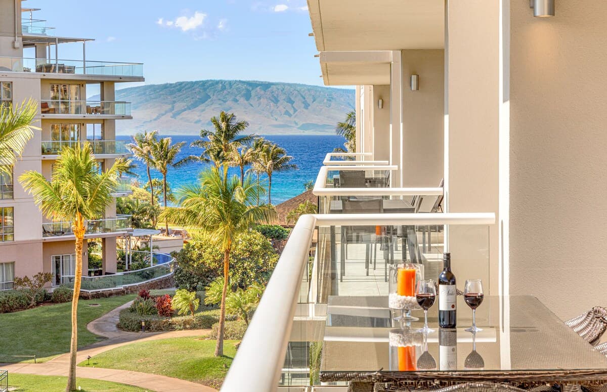 Condo in Lahaina · ★4.89 · 2 bedrooms · 3 beds · 1 bath - Photo 3