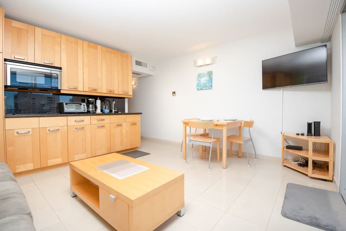 Condo in Honolulu · ★4.75 · 1 bedroom · 2 beds · 1 private bath - Photo 2