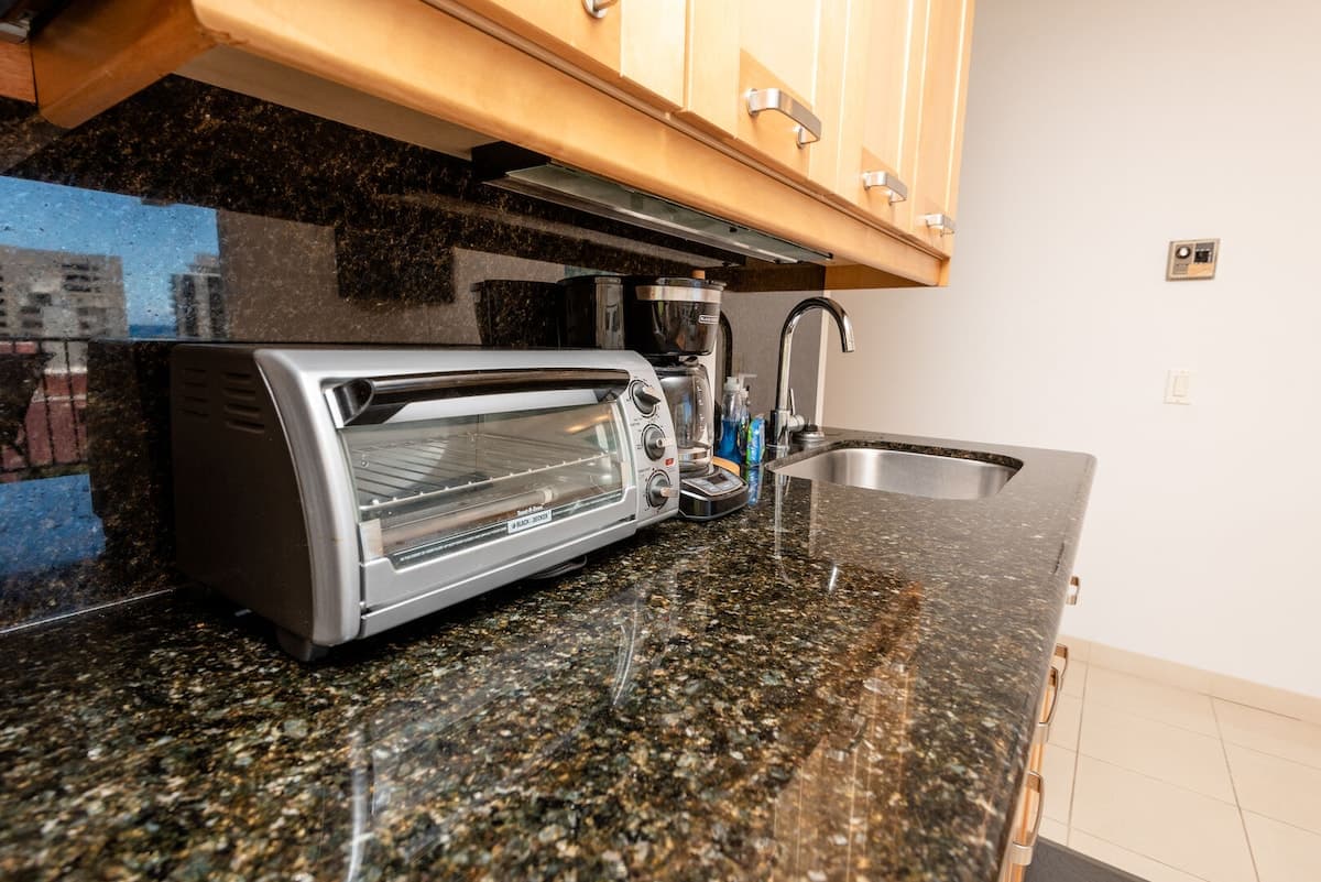 Condo in Honolulu · ★4.75 · 1 bedroom · 2 beds · 1 private bath - Photo 3