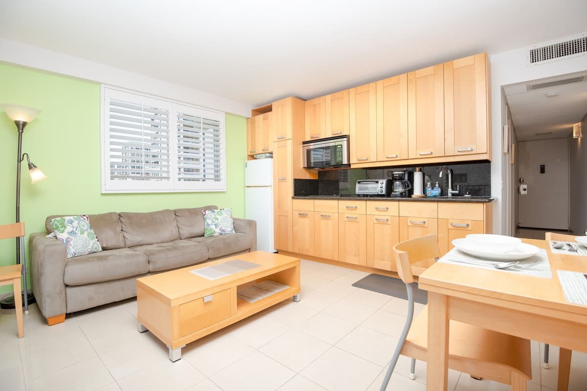 Condo in Honolulu · ★4.75 · 1 bedroom · 2 beds · 1 private bath - Photo 1