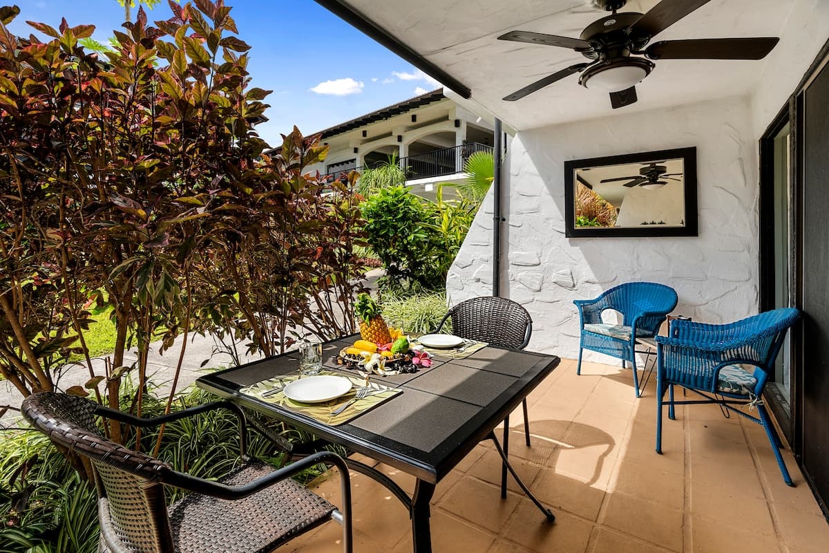 Condo in Kailua-Kona · ★4.81 · 1 bedroom · 2 beds · 1 shared bath - Photo 1