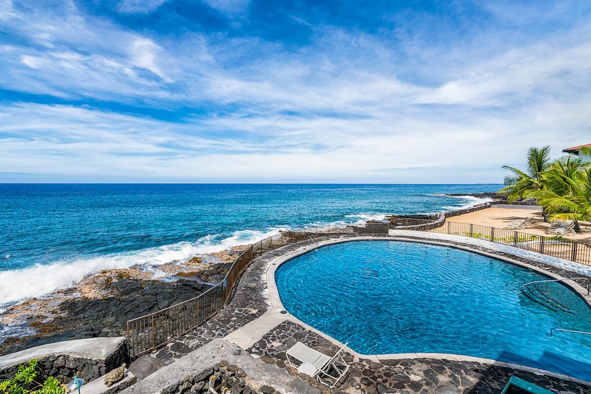 Condo in Kailua-Kona · ★4.81 · 1 bedroom · 2 beds · 1 shared bath - Photo 2