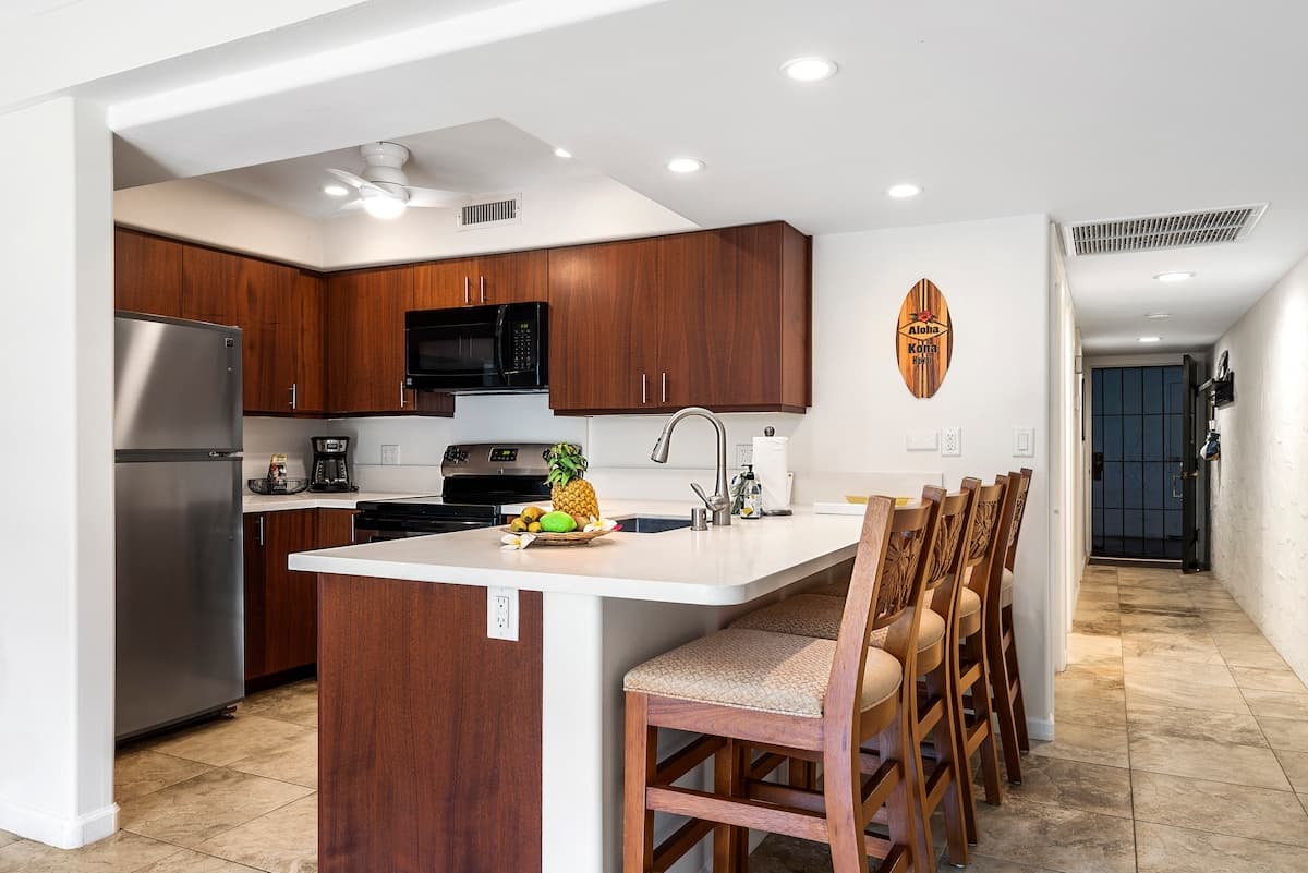 Condo in Kailua-Kona · ★4.81 · 1 bedroom · 2 beds · 1 shared bath - Photo 4