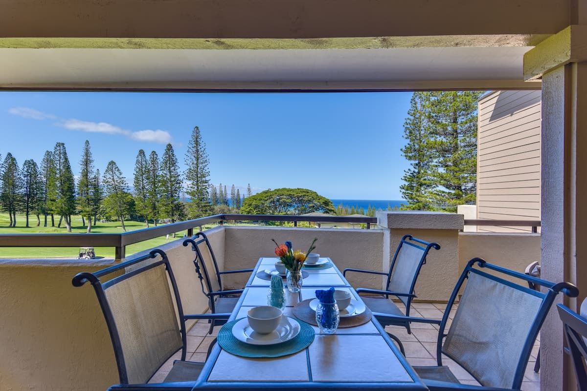 Condo in Lahaina · ★4.83 · 1 bedroom · 2 beds · 2 baths - Photo 2