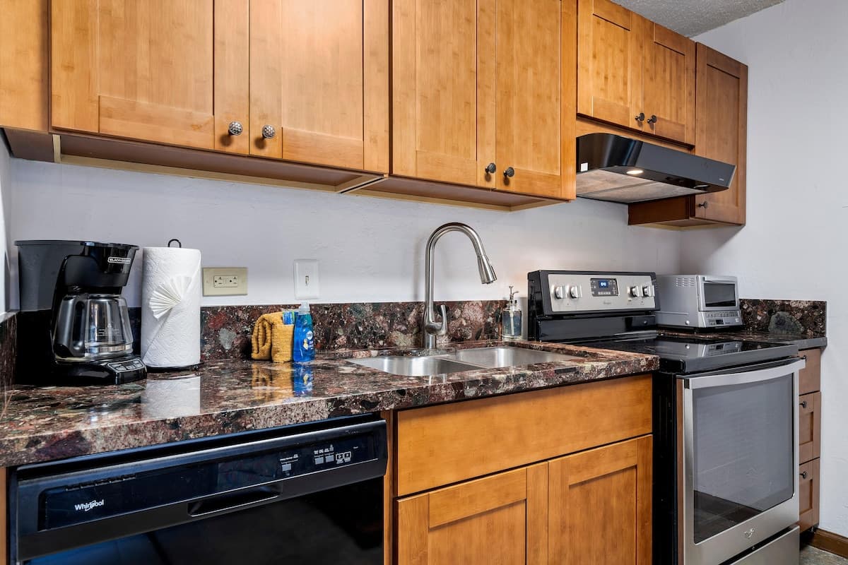 Condo in Kailua-Kona · ★5.0 · 1 bedroom · 2 beds · 1 private bath - Photo 5