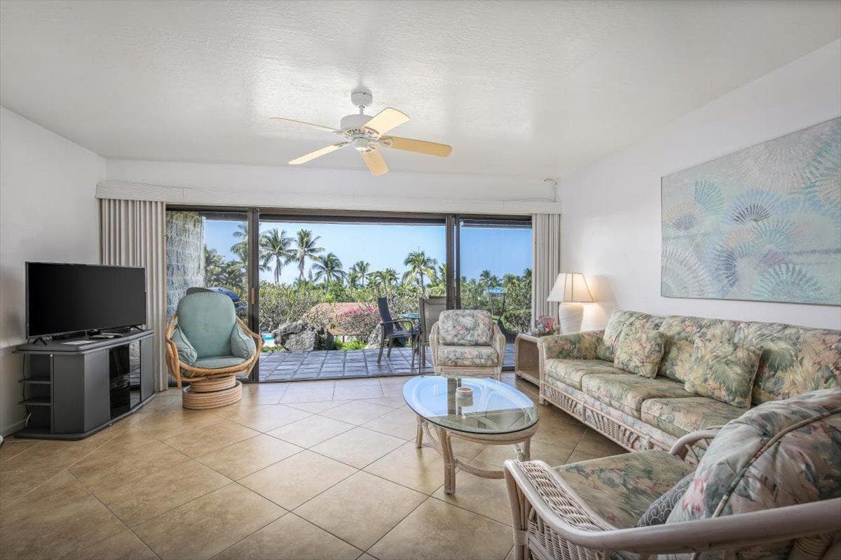 Condo in Kailua-Kona · ★4.5 · 2 bedrooms · 2 beds · 2 private baths - Photo 4