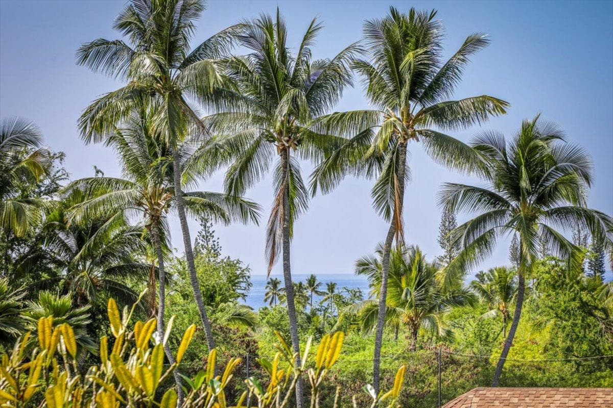 Condo in Kailua-Kona · ★4.5 · 2 bedrooms · 2 beds · 2 private baths - Photo 3