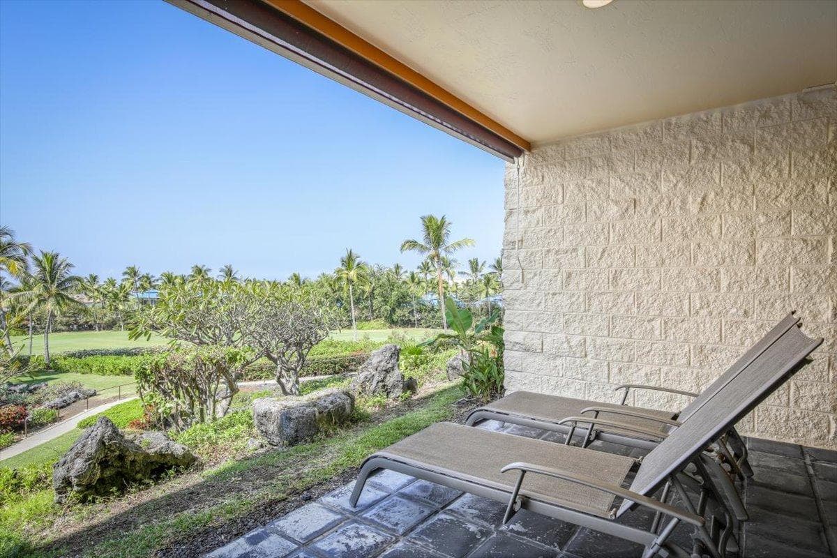 Condo in Kailua-Kona · ★4.5 · 2 bedrooms · 2 beds · 2 private baths - Photo 2