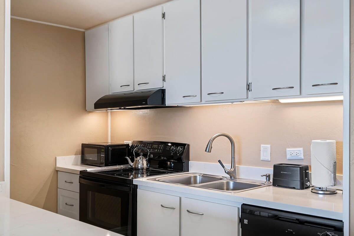 Condo in Kailua-Kona · ★4.83 · 1 bedroom · 2 beds · 1 private bath - Photo 5