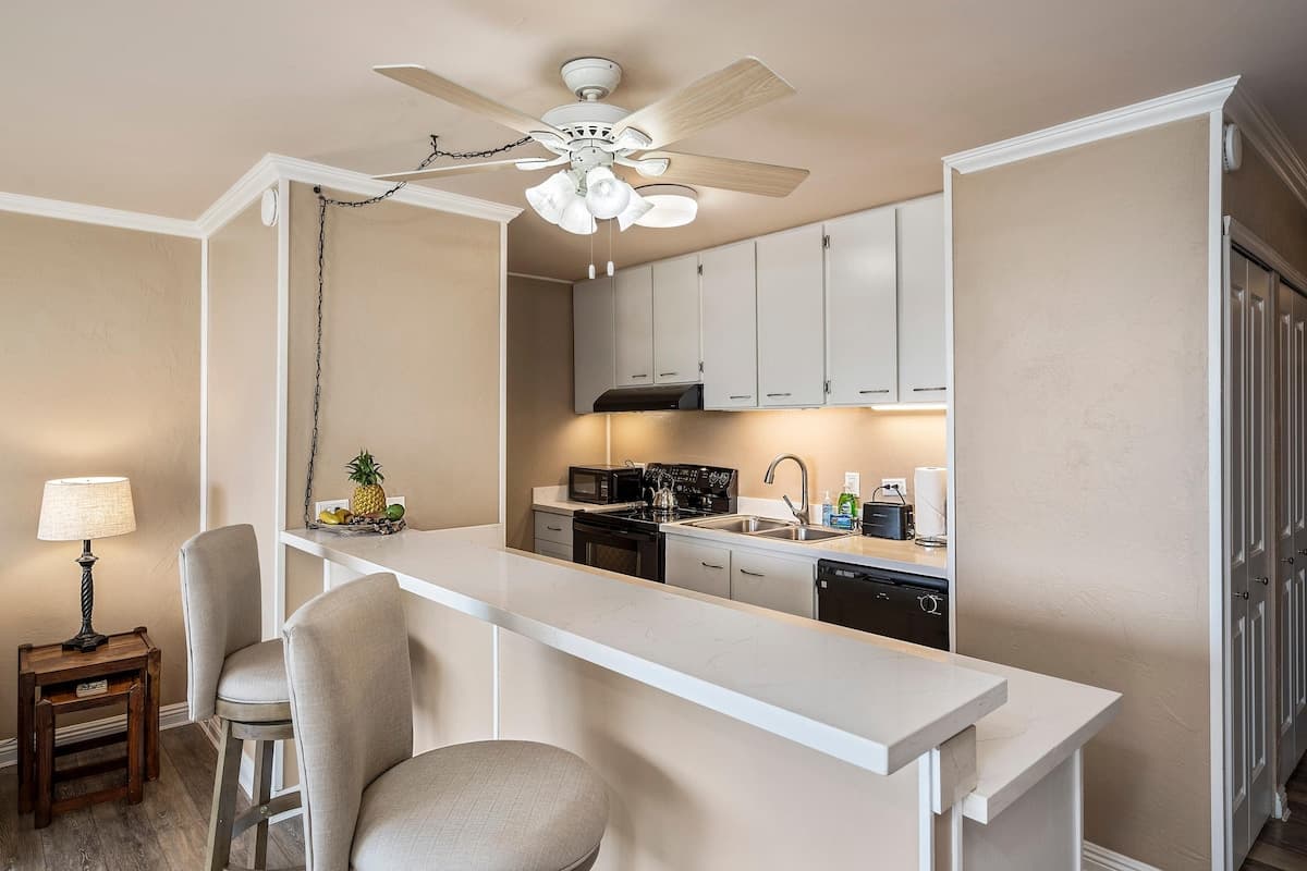 Condo in Kailua-Kona · ★4.83 · 1 bedroom · 2 beds · 1 private bath - Photo 4