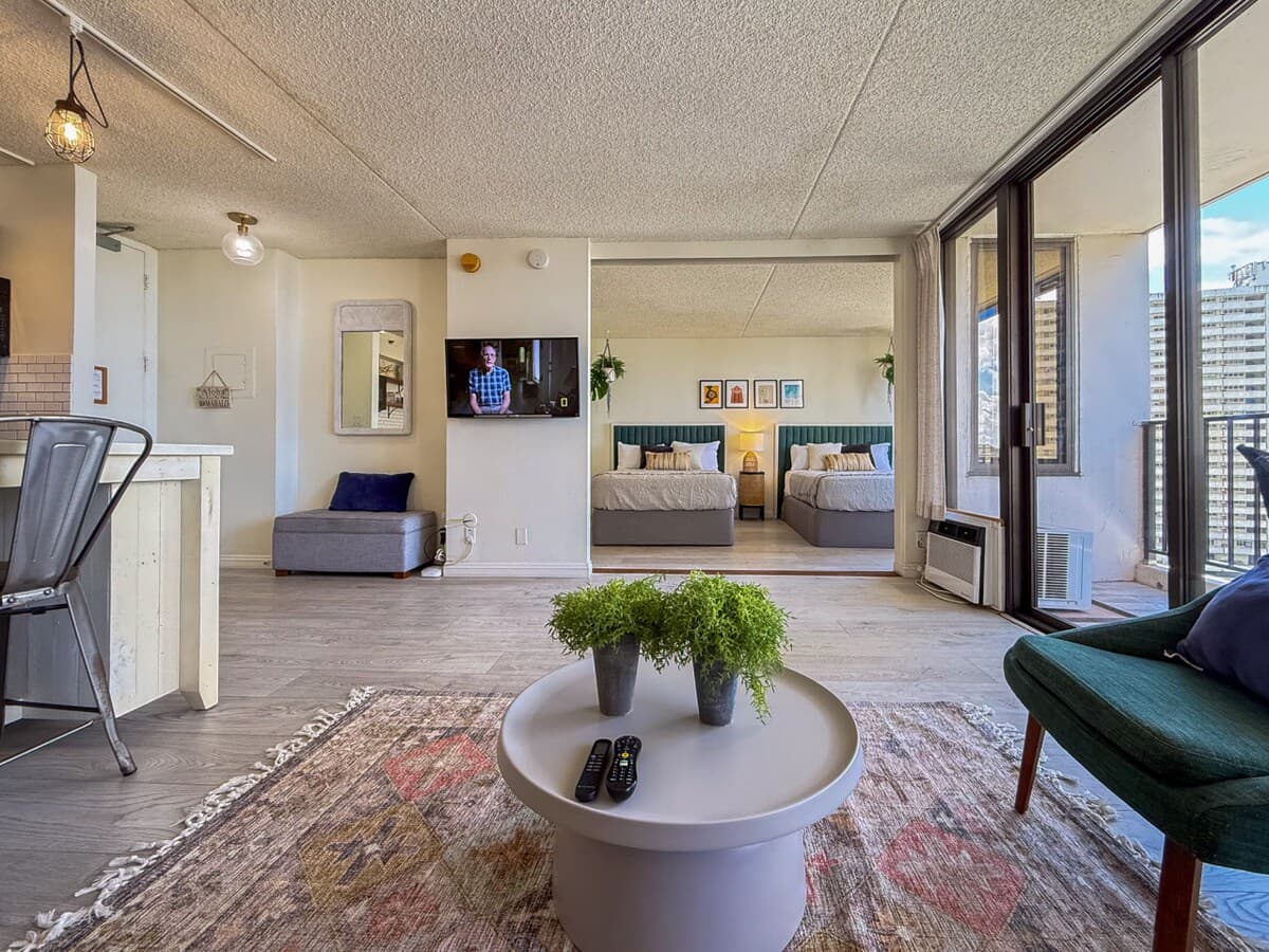 Condo in Honolulu · ★4.89 · 1 bedroom · 3 beds · 1 private bath - Photo 4