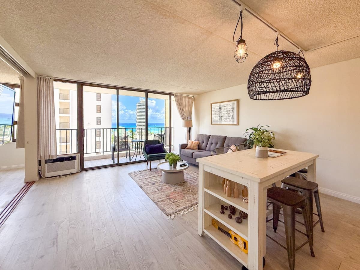 Condo in Honolulu · ★4.89 · 1 bedroom · 3 beds · 1 private bath - Photo 1